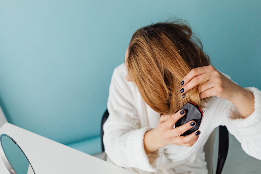 Liệu chải tóc thường xuyên có gây rụng tóc không?