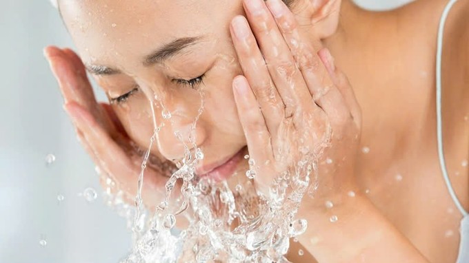 rửa mặt bằng nước lạnh có thực sự làm săn chắc da