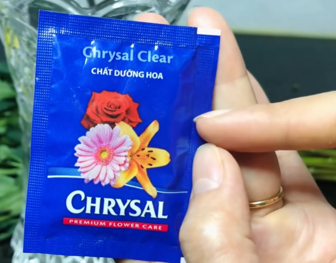 Cách giữ hoa tươi lâu và nước không bị hôi 